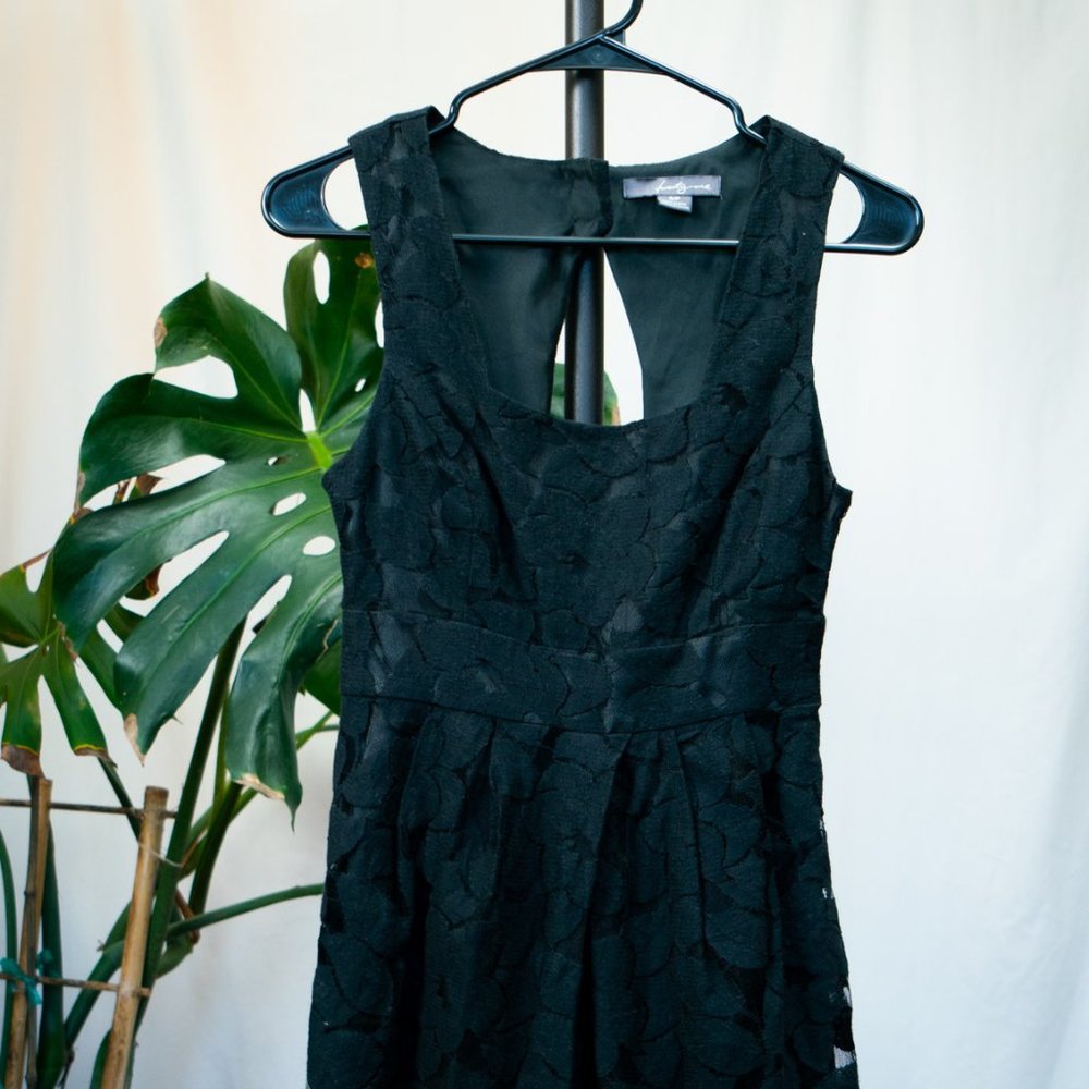 Lace Overlay Cocktail Dress with Keyhole Back (BLACK)